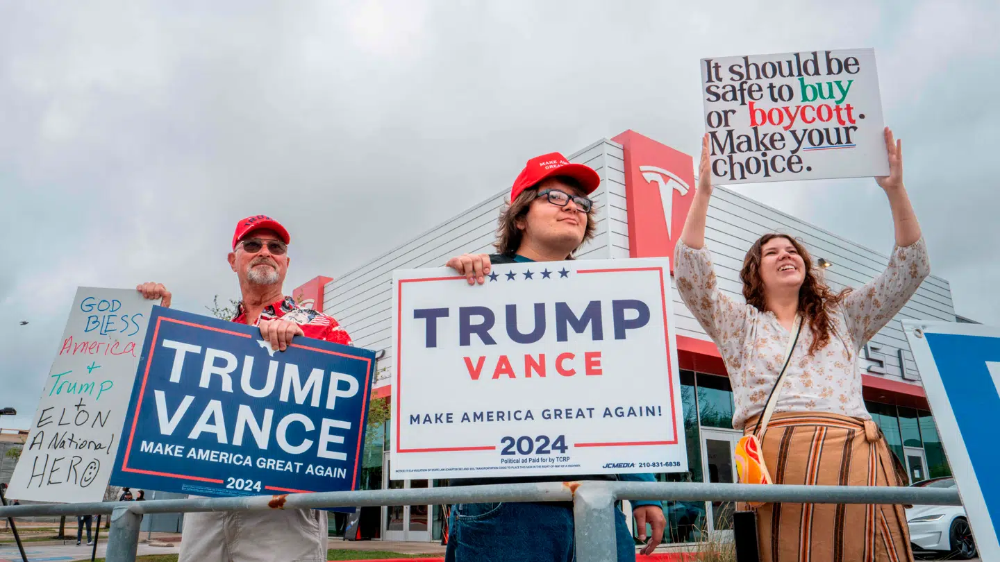Visse steder mødte der også moddemonstranter op, der støtter Donald Trump og Elon Musks samarbejde.