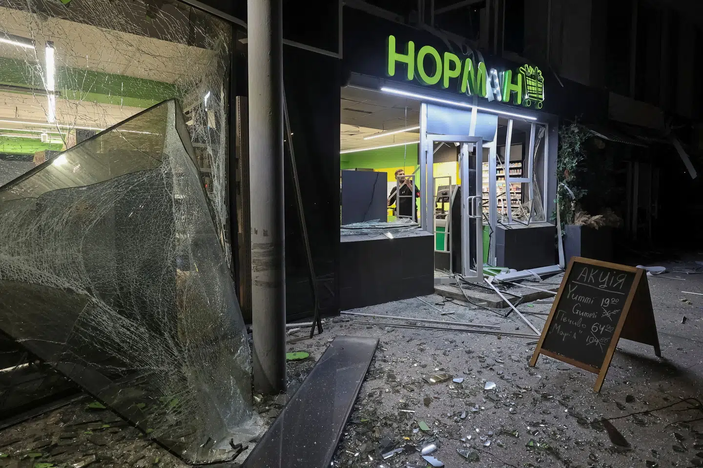 Et droneangreb, som russerne ifølge Ukraine står bag, har blandt andet ramt butiksfacader og et militærhospital i Ukraines næststørste by, Kharkiv, lørdag.