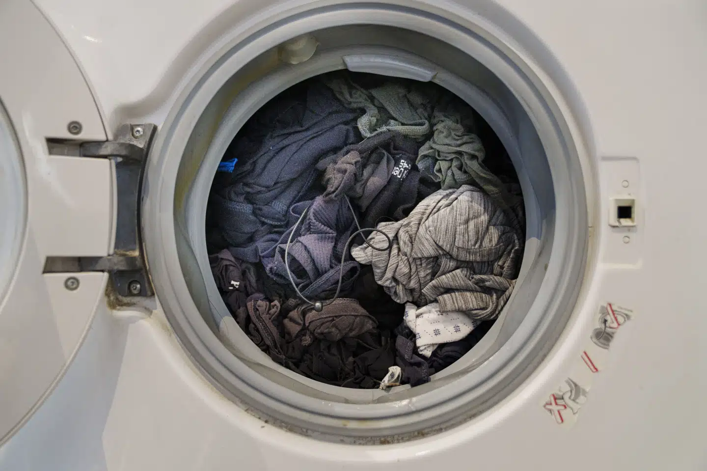 Der er penge at spare, hvis man sætter blandt andet vaskemaskinen i gang uden for tidsrummet mellem klokken 17.00 og 21.00. Når det bliver 1. april, falder elpriserne. (Arkivfoto).