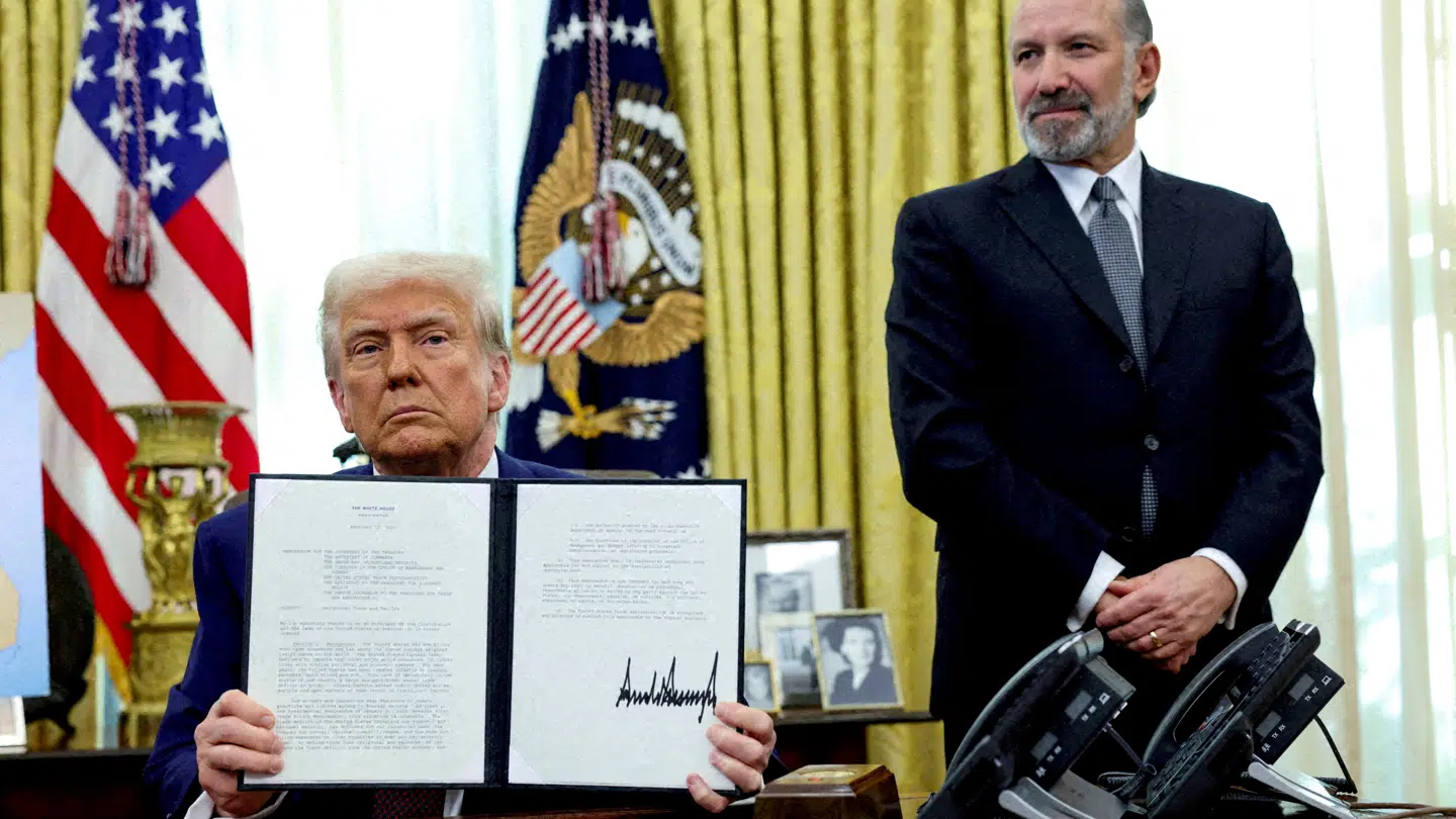 Donald Trump underskriver et af mange toldudspil, her flankeret af handeslminister Howard Lutnick tilbage i februar.
