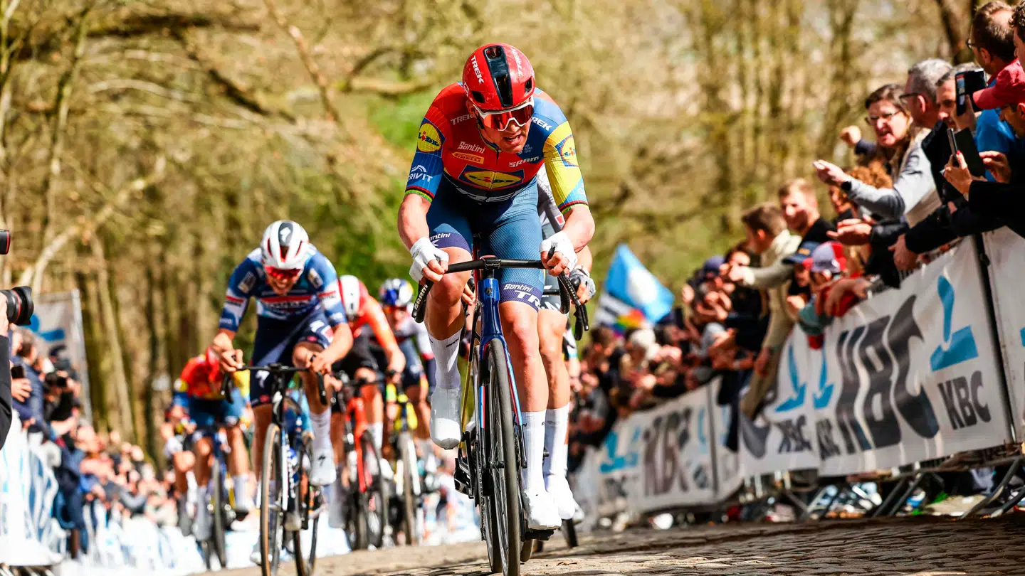 Her kan man se Mads Pedersen stikke af med langt til mål i den belgiske klassiker Gent-Wevelgem.