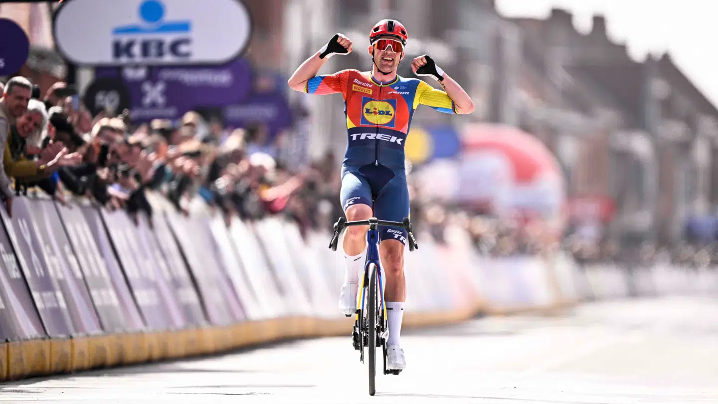 Her ses Mads Pedersen juble, da han efter et vildt soloridt kører alene i mål i Gent-Wevelgem.