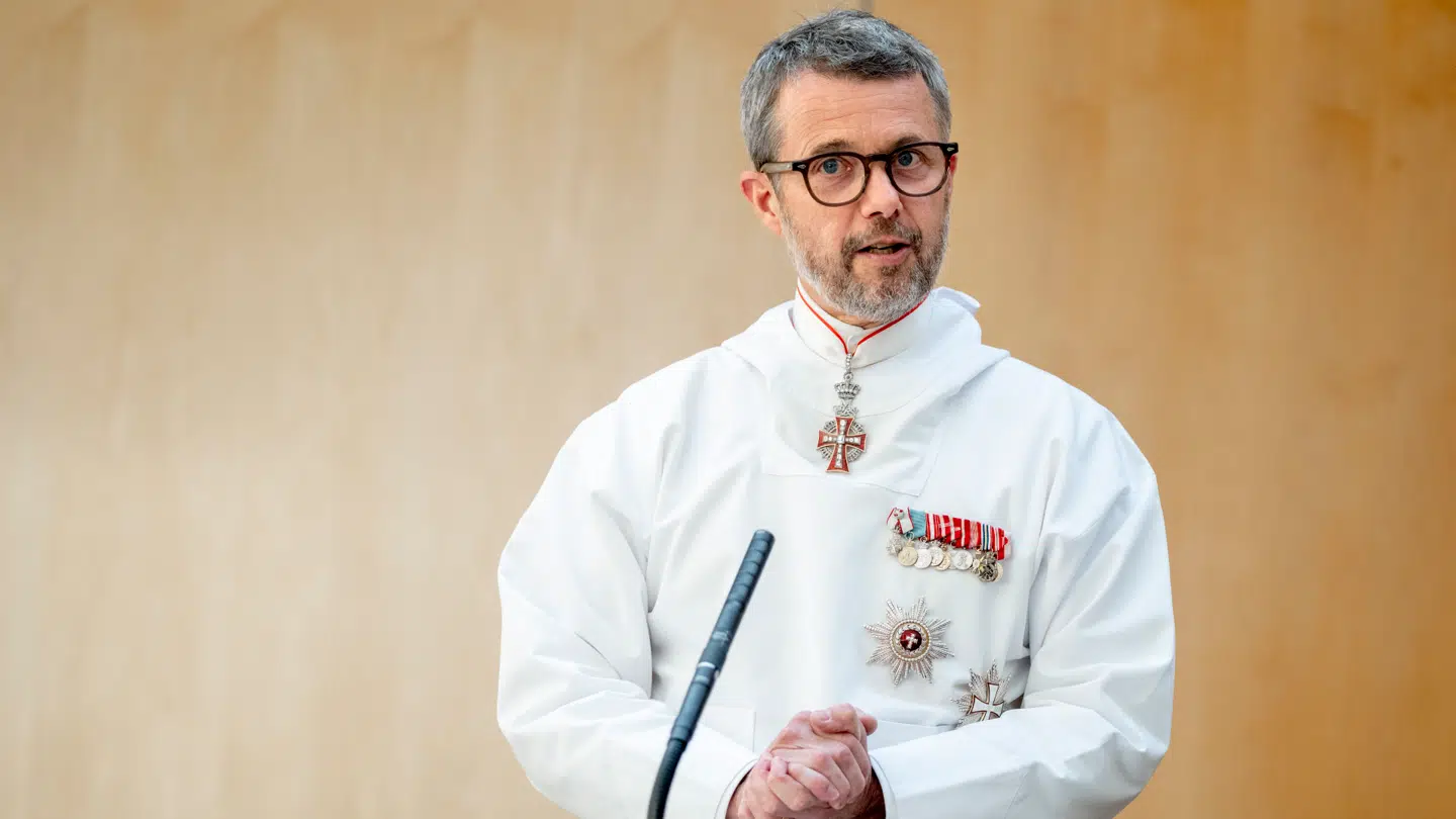 Her ses kong Frederik under besøg i Grønland sidste sommer.