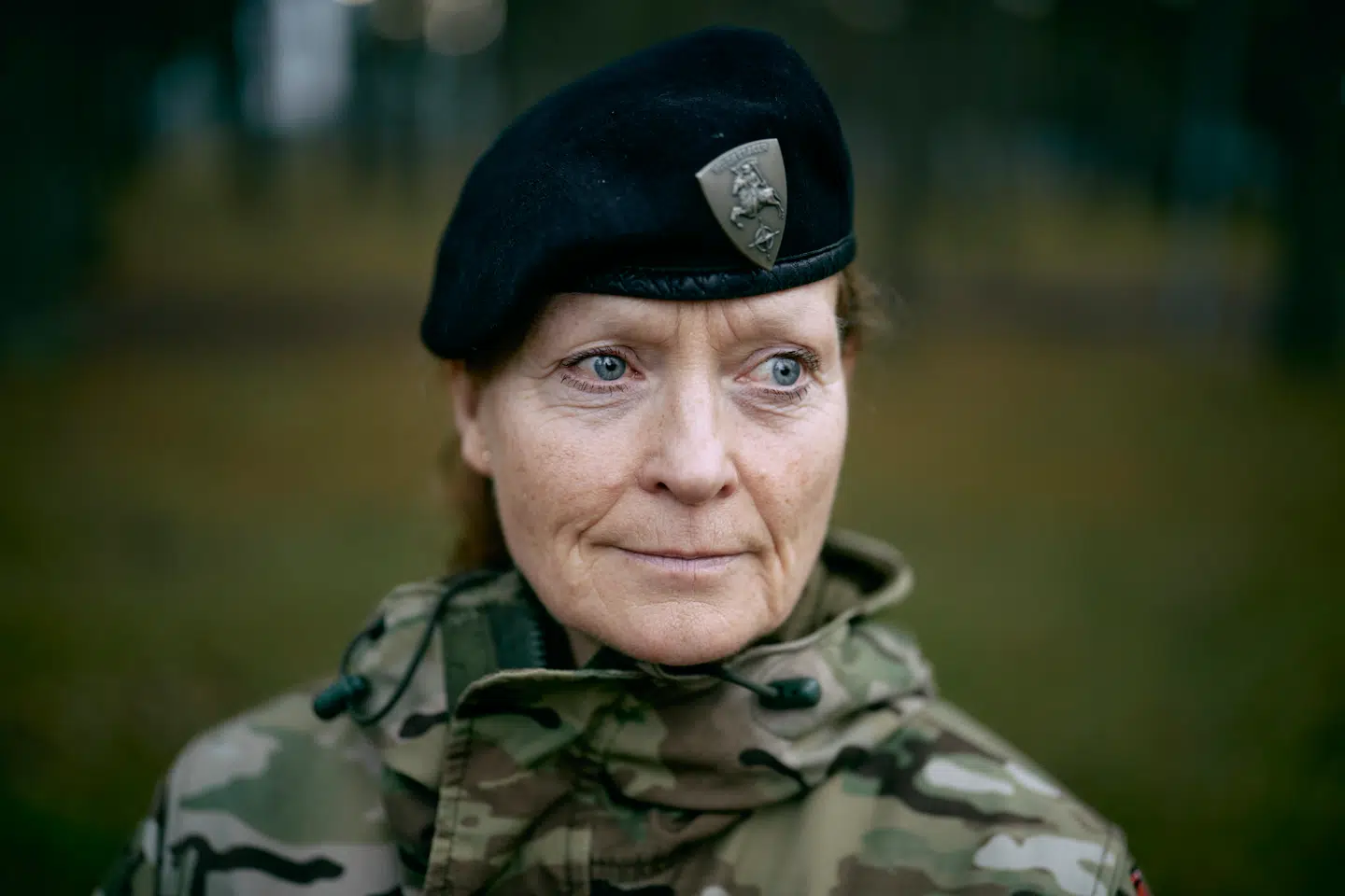Jette Albinus er generalmajor ved NATOs base i Letland. Hun fortæller, at det ikke kun er truslen fra Rusland, som hun og hendes soldater skal håndtere.