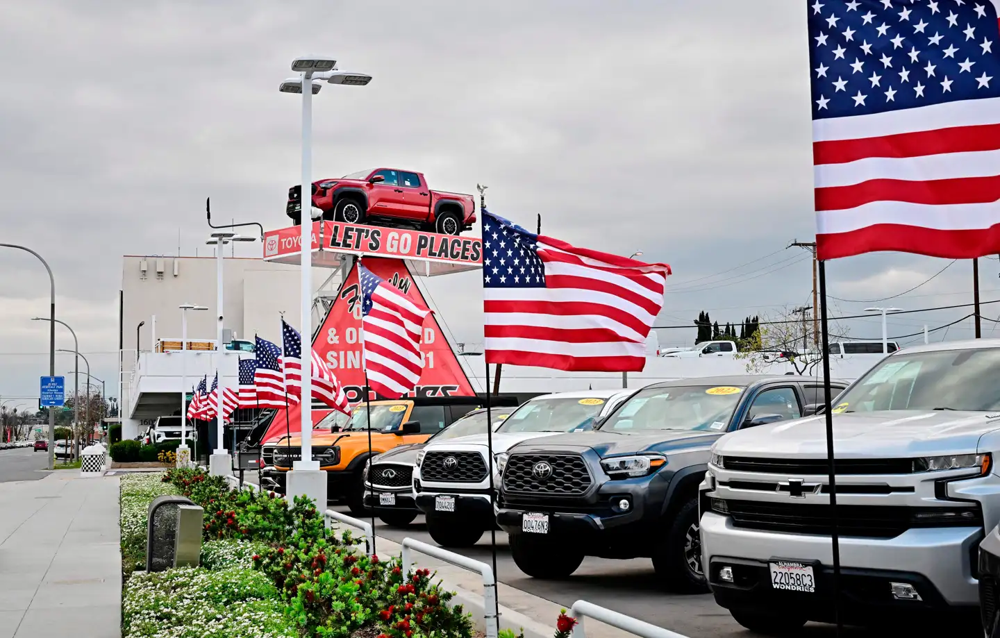 Stars and Stripes vajer hos en bilforhandler i Alhambra, Californien. Også her venter man i spænding på Donald Trumps varslede toldforhøjelser, som blandt andet ventes at ramme udenlandske biler.