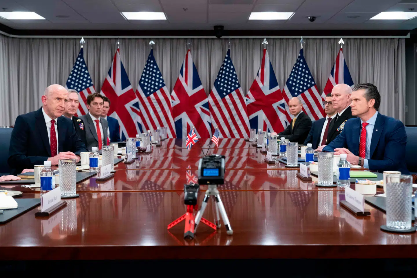 Pete Hegseth (til højre i billedet) og John Healey (til venstre) mødtes 6. marts. Mødet fandt sted, dagen efter USA var stoppet med at dele efterretninger med Ukraine.