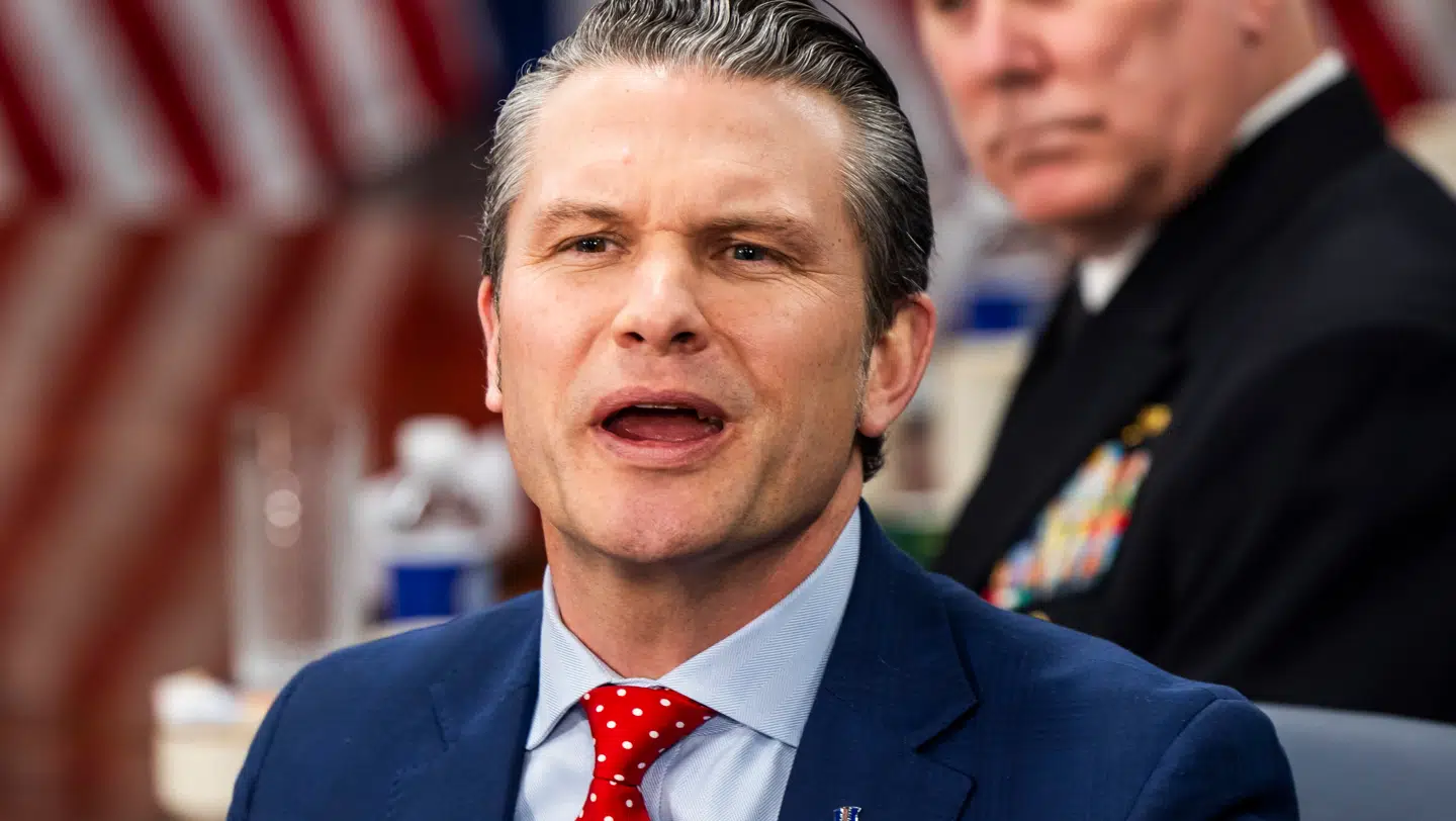 Den amerikanske forsvarsminister, Pete Hegseth, kommer nu igen i søgelyset for sin håndtering af følsomme oplysninger.