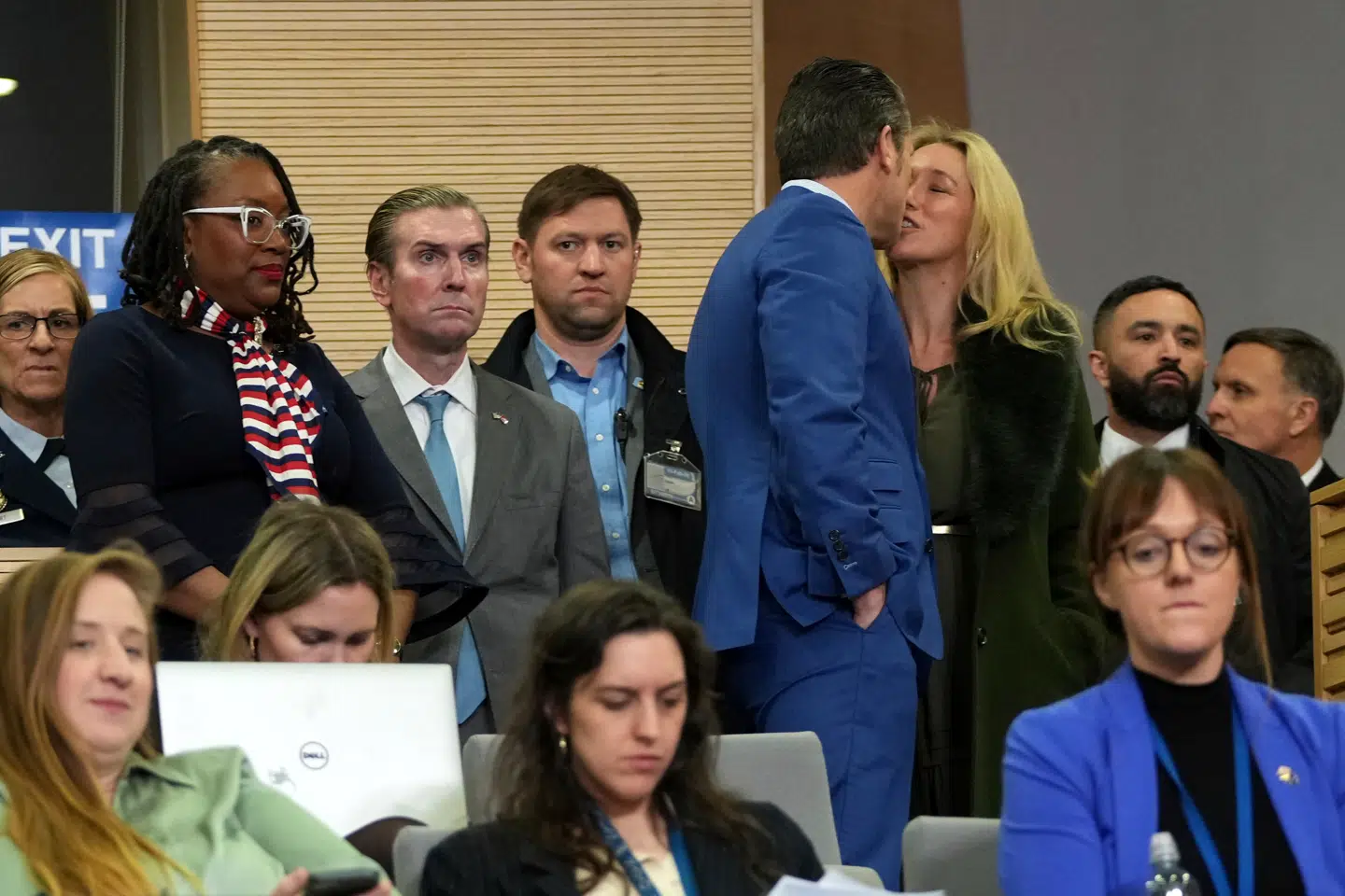 Pete Hegseth kysser sin hustru inden et pressemøde i Bruxelles, hvor hun altså tidligere har været med til et møde med andre forsvarsministre fra en række Nato-lande.