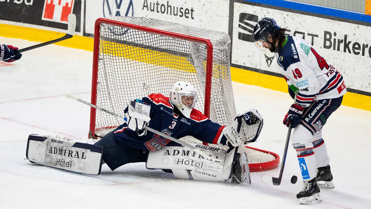 David Grubak har fået sit gennembrud i år i Rungsteds mål. Her er han i duel med Frederikshavns Christopher Frederiksen i kvartfinalen. Foto: Claus Bech, Ritzau Scanpix