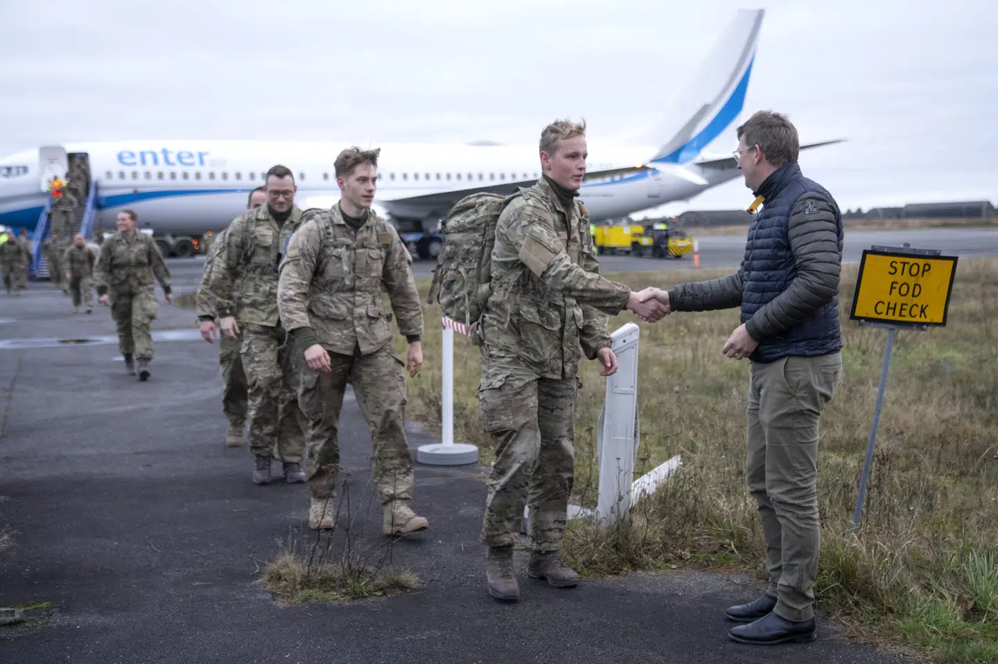 Forsvarsminister Troels Lund Poulsen (V) tager imod danske soldater, der i december sidste år vendte hjem fra Camp Valdemar i Letland. (Arkivfoto).