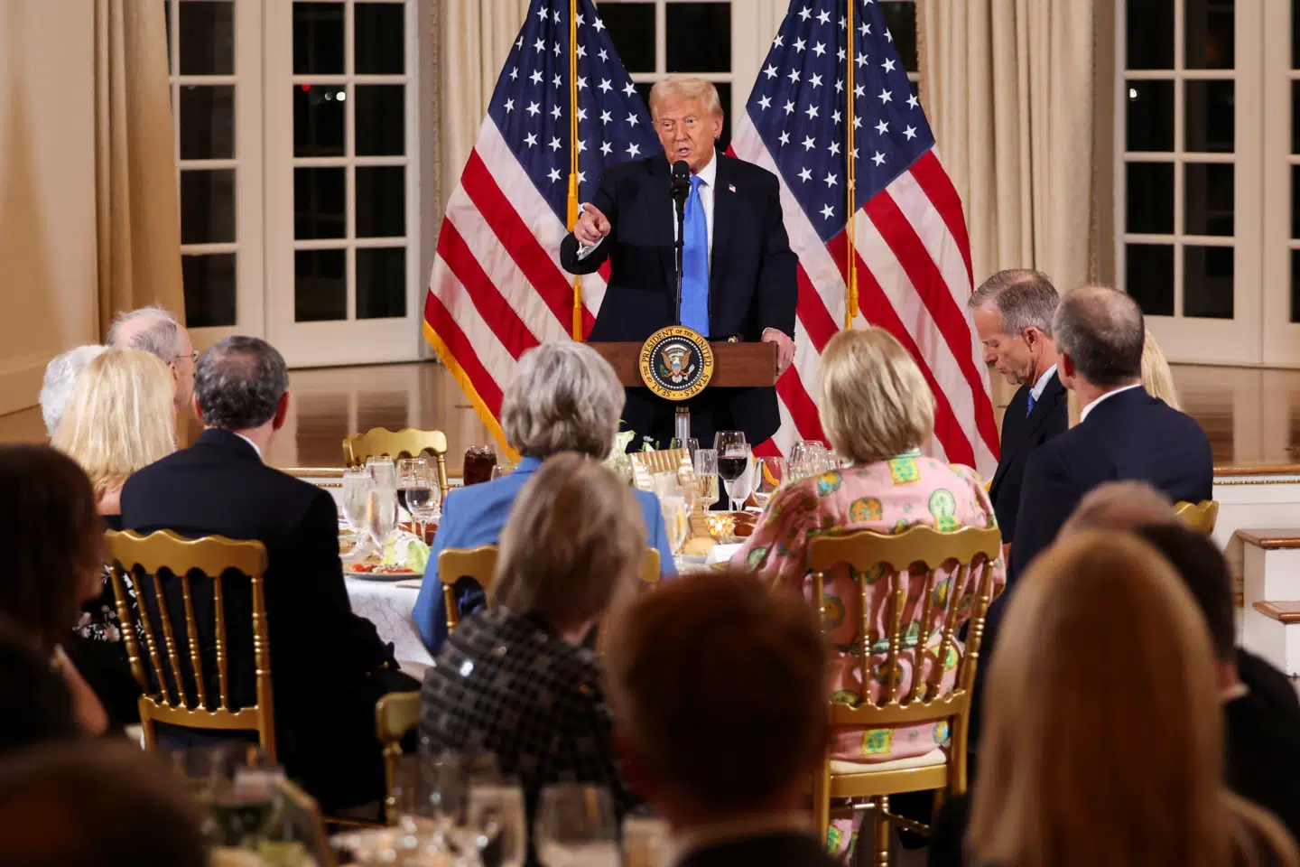 I præsident Trumps inderkreds taler man om den såkaldte Mar-a-Lago-aftale (MALA) med det formål at svække dollaren og dermed styrke USAs konkurrenceevne. Ifølge Teis Knudsen indebærer MALA-planen et risikabelt eksperiment for både USAs økonomiske struktur og den internationale verdensorden.