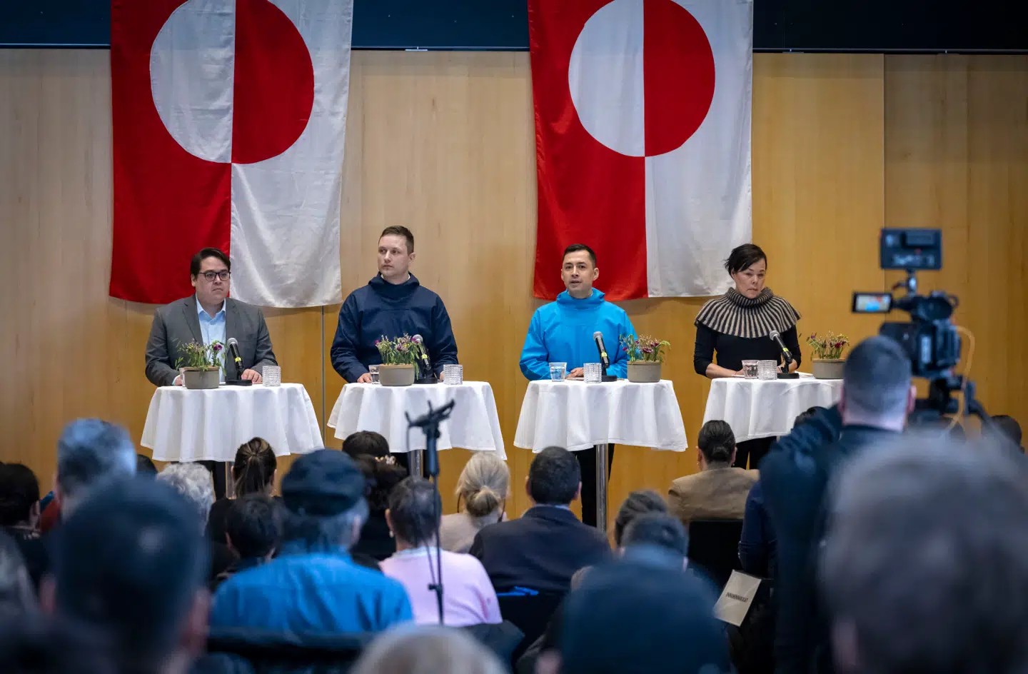 Hele fire ud af fem partier er med i den nye grønlandske regering, Naalakkersuisut. De fik tilsammen 75 procent af stemmerne. Bredden tolkes som et klart signal om sammenhold til både Washington og København.