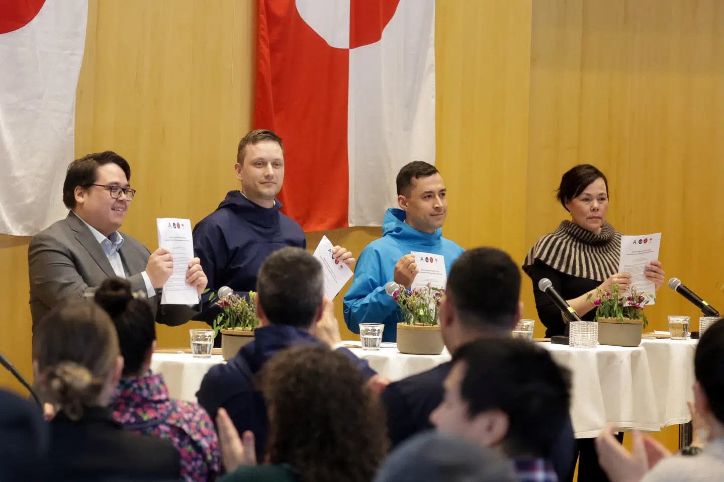 Den nyvalgte regering består af Demokraatit, Inuit Ataqatigiit, Siumut og Atassut. De fire partier valgte at danne en bred regering med henvisning den udenlandske interesse for landet.