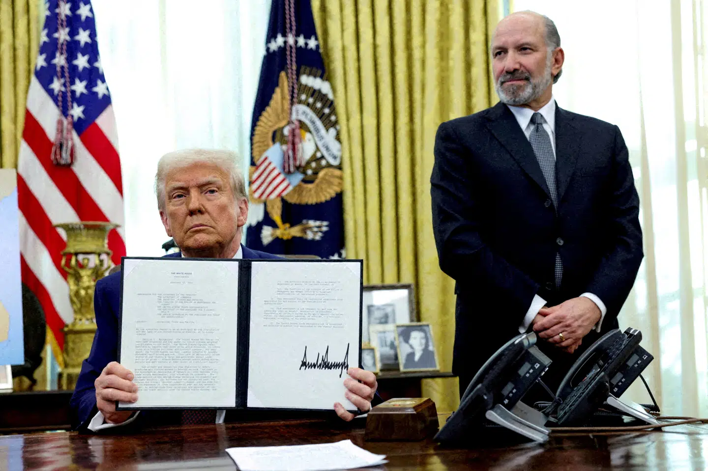 USA's præsident, Donald Trump, som her ses sammen med den amerikanske handelsminister, Howard Lutnick, har varslet forhøjede toldsatser fra onsdag. (Arkivfoto)