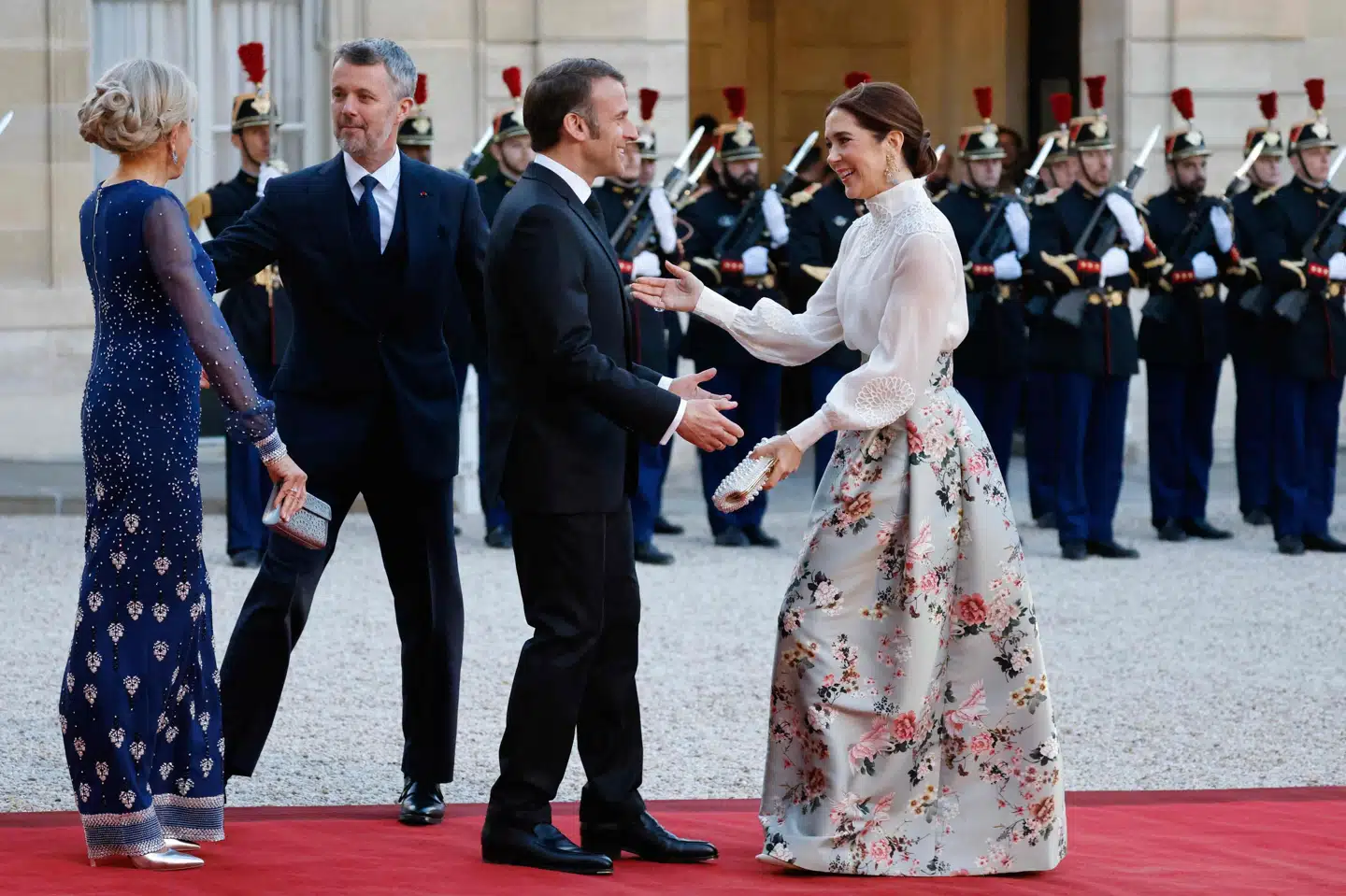 Frankrigs præsident, Emmanuel Macron, og hans kone, Brigitte Macron, tog imod kong Frederik og dronning Mary på trappen ind til Élysée-palæet inden gallamiddag mandag aften.