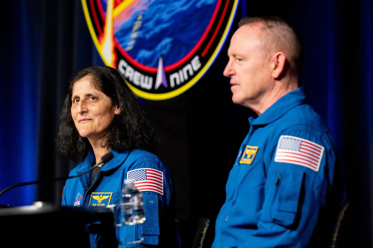 Astronauterne Sunita "Suni" Williams og Barry "Butch" Wilmore under et pressemøde mandag i Houston.