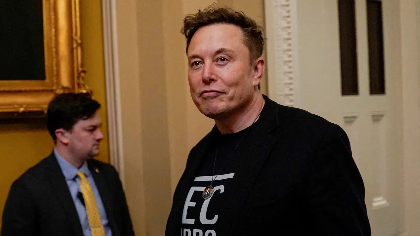 Elon Musk er havnet i en strid med en konservativ influencer, som hævder, han er far til hendes søn.