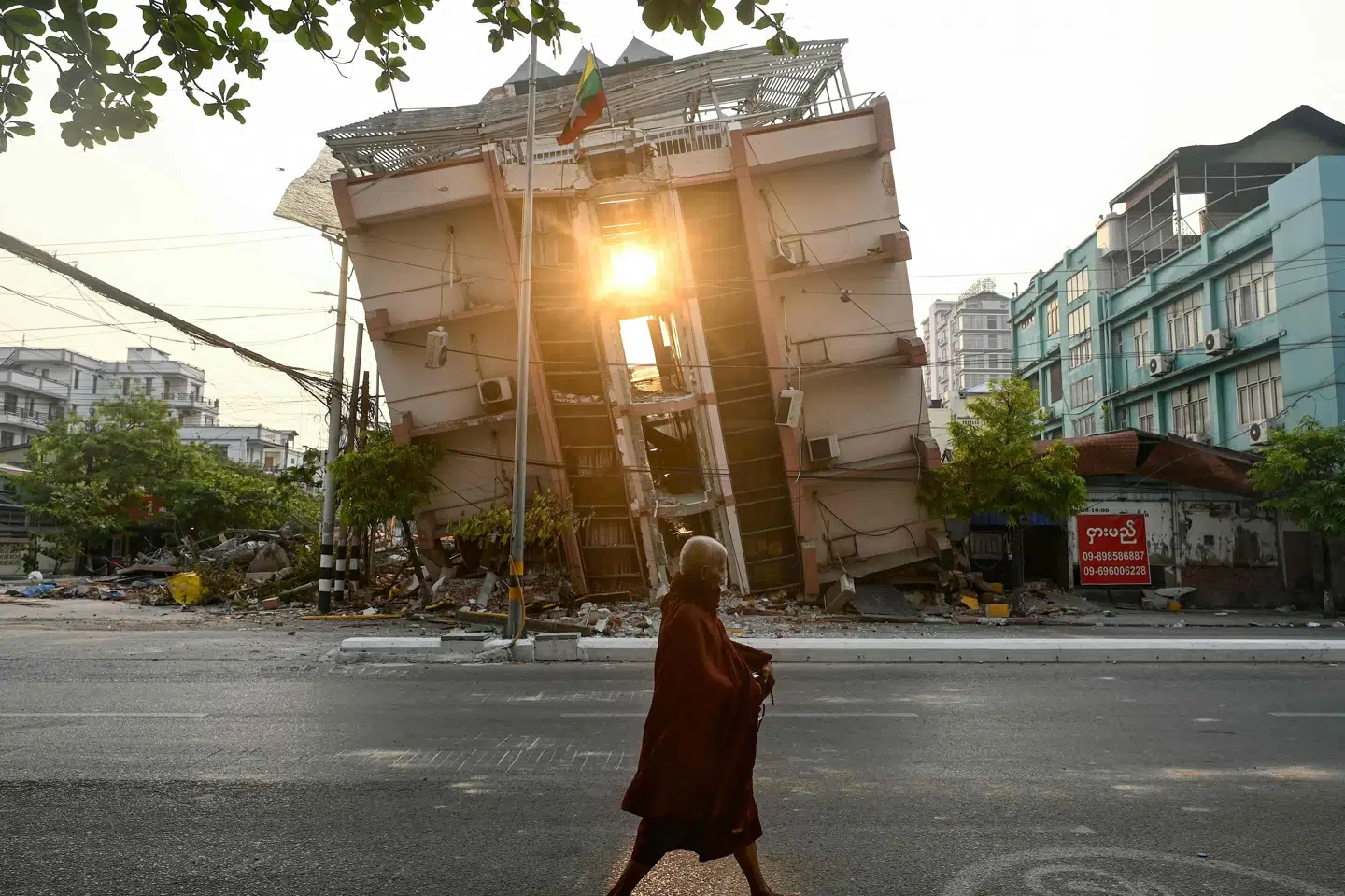 En kollapset bygning i Myanmars næststørste by, Mandalay, 1. april 2025.