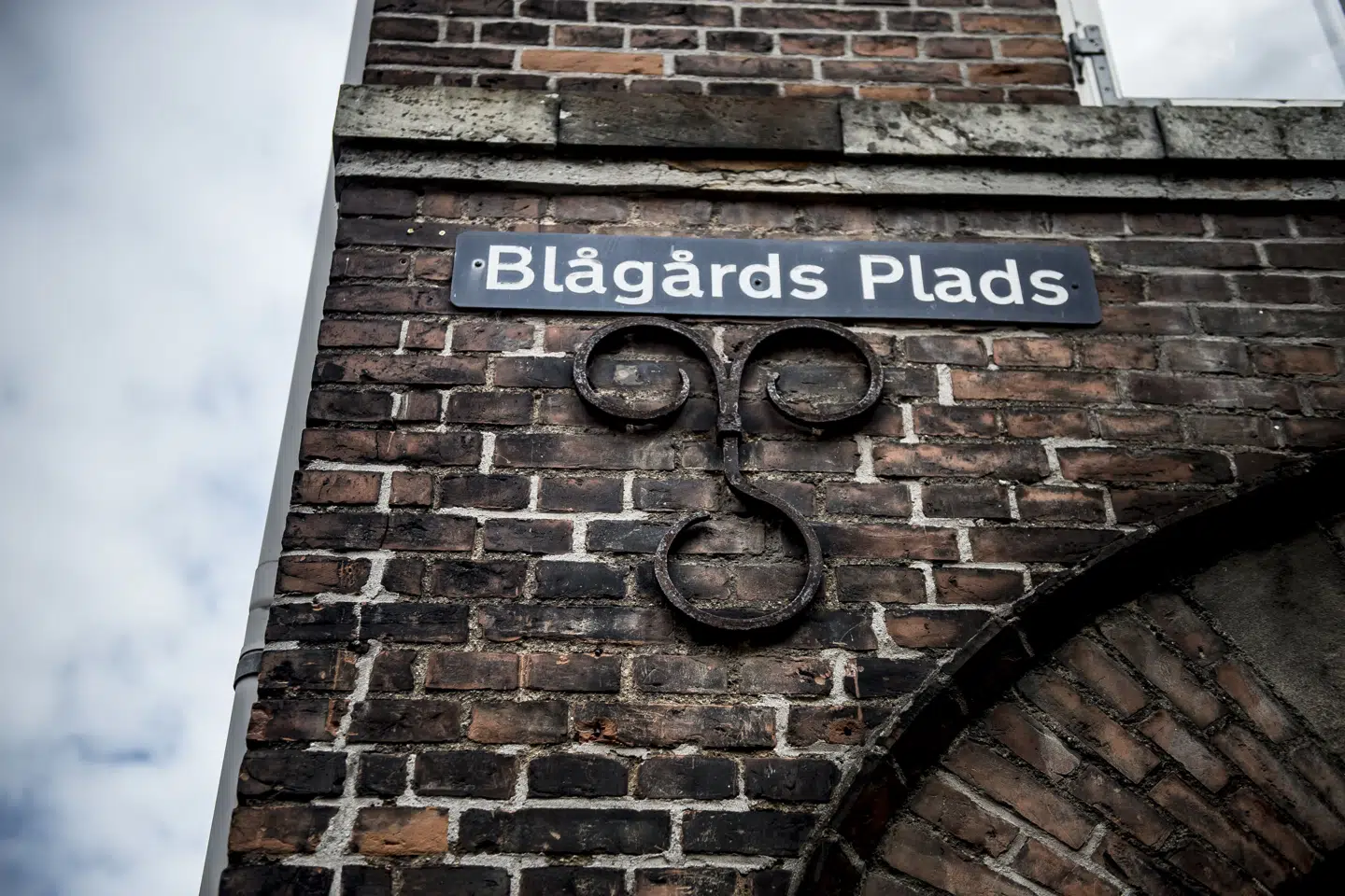 En svensk dreng var i sidste sommer på en bestilt drabsmission på jagt efter en mand med en LTF-tatovering i ansigtet, da han blev antastet af to mænd. Drengen endte med at affyre skud mod mændene, men ingen kom noget til. Han blev anholdt kort tid efter. (Arkivfoto).