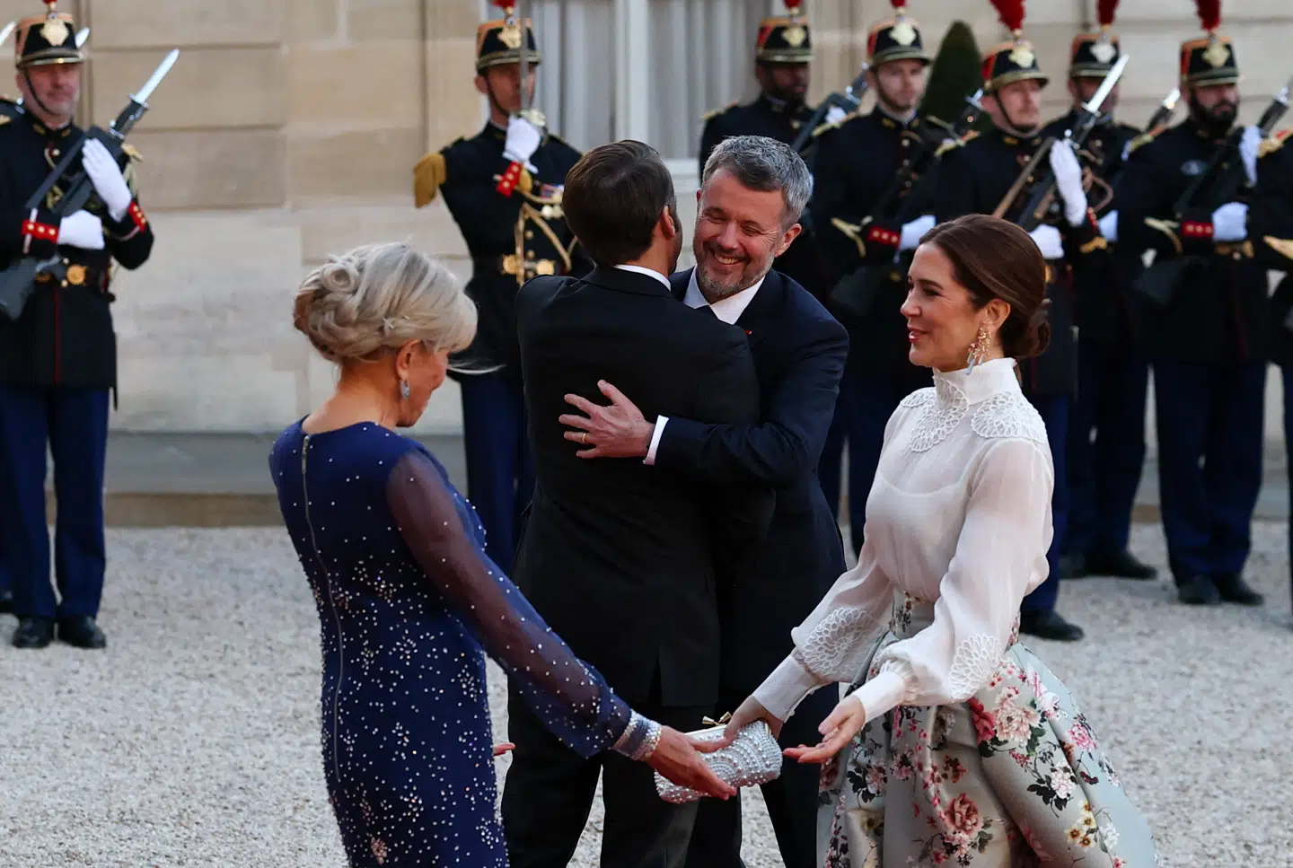 Præsidentparret gav det danske kongepar en varm velkomst før gallamiddag i Élyséepalæet mandag aften.
