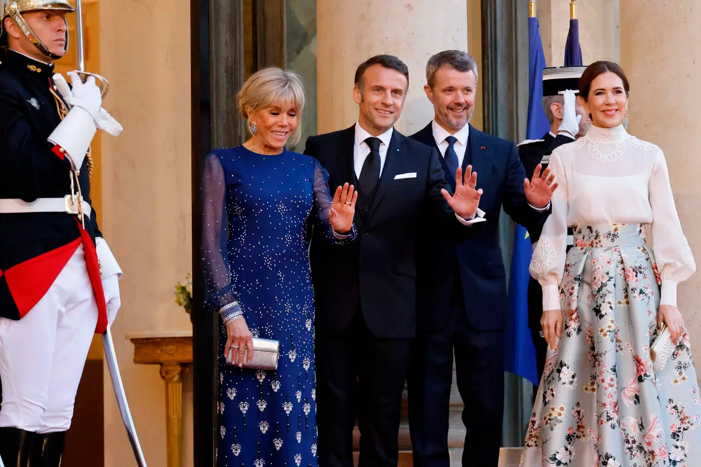 Den franske førstedame Brigitte Macron og præsident Emmanuel Macron tog mod det danske kongepar ved Élyséepalæet mandag. (Photo by Ludovic MARIN / AFP)