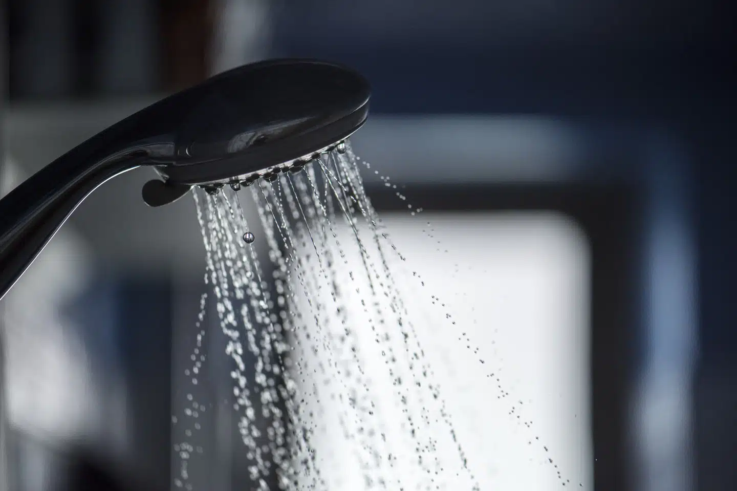 Legionellabakterier trives i stillestående lunkent vand, eksempelvis i varmtvandsanlæg, vandrør og airconditionanlæg. (Arkivfoto).