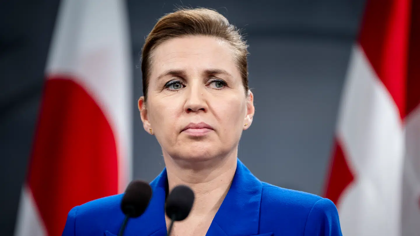 Når statsministeren nu vender snuden nordpå, så er det med et alvorligt bagtæppe.