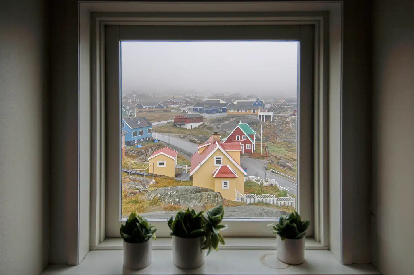 Der bor omkring 6.000 mennesker i Kommune Kujalleq, der dækker tre byer og 11 bygder i Sydgrønland.