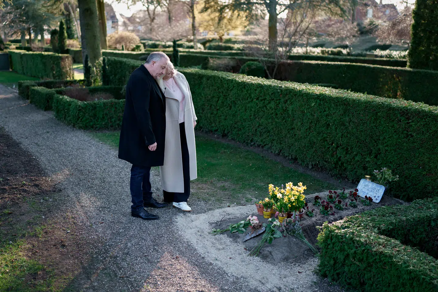 Anne-Marie Ørkild og Didier Coymans datter døde af metanolforgiftning på sin rejse til Laos. Hver gang de besøger hende, har nogen allerede været forbi gravstedet og lagt nye blomster.