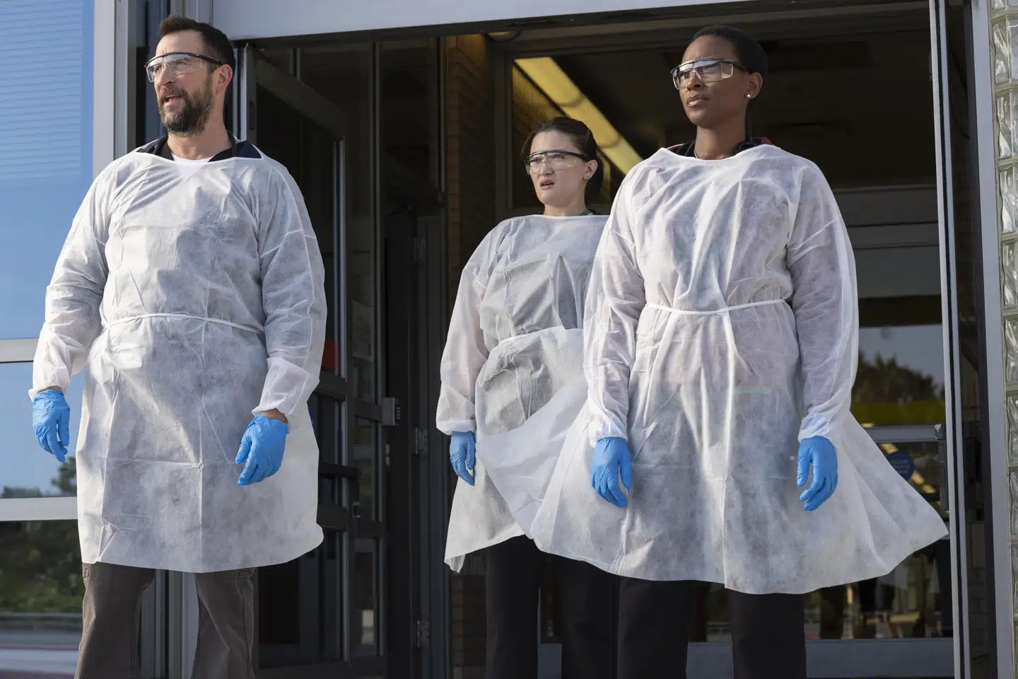 Noah Wyles allerede ikoniske Dr. Robby (t.v.) og turnuslægerne Dr. Santos (i midten) og Dr. Collins (t.h.). Pressefoto: MAX.