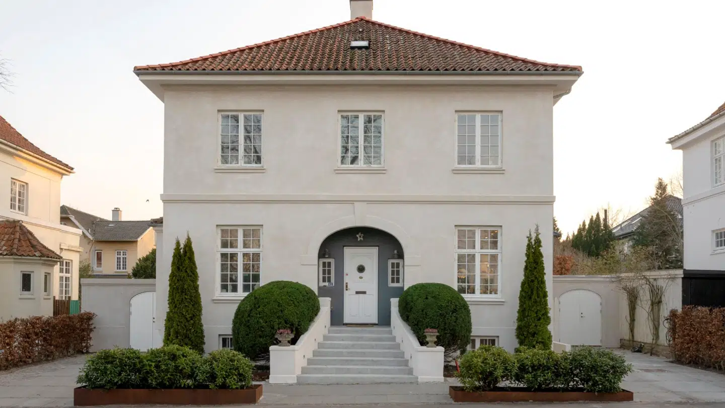 Mads Langers bolig ligger på Nordkrog 17 i Hellerup nord for København.