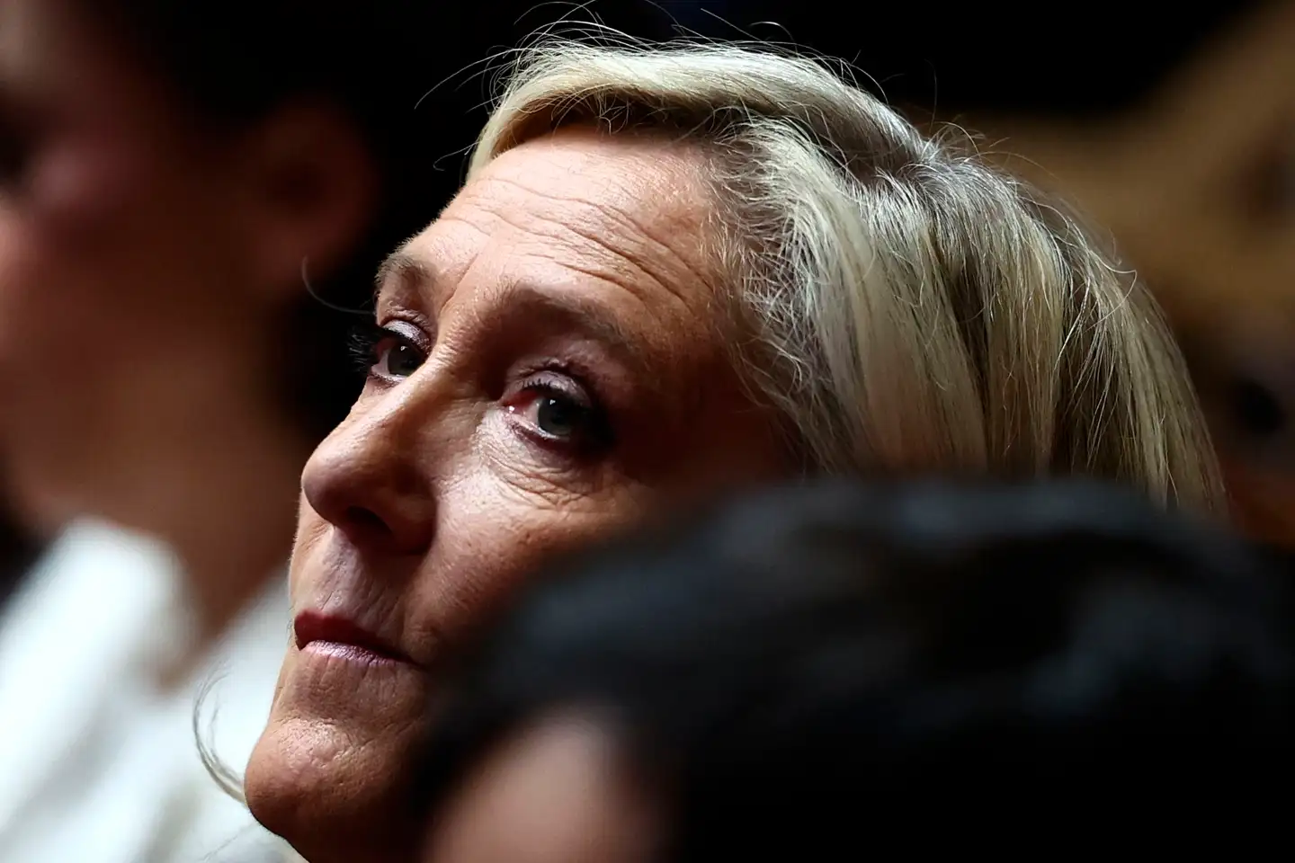 Marine Le Pen fotograferet under tirsdag eftermiddags debat i den franske nationalforsamling. Forinden havde hun på et pressemøde rettet voldsomme beskyldninger mod et »system«, der vil rydde hende af vejen forud for præsidentvalget i 2027.