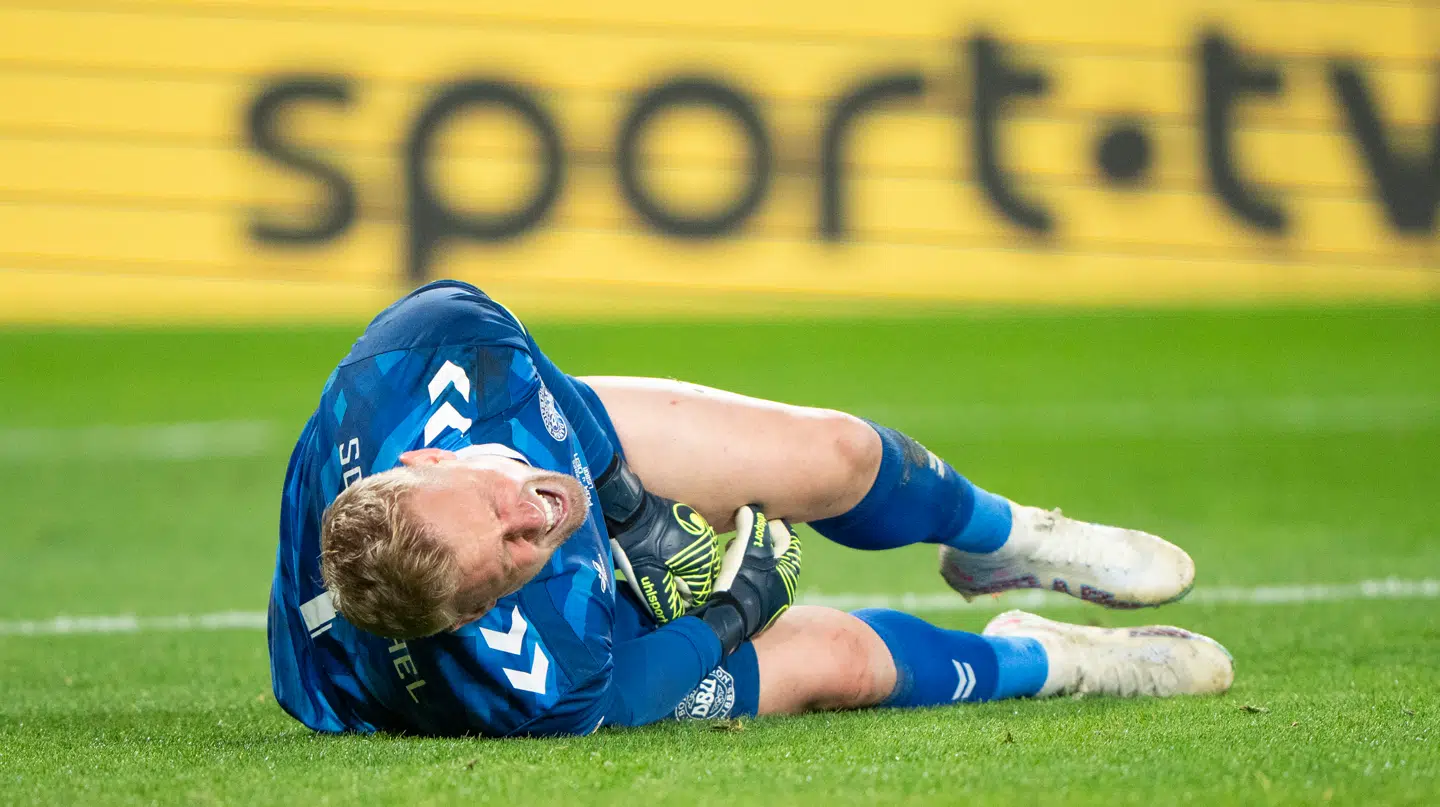 Kasper Schmeichel landede uheldigt på skulderen i kampen mod Portugal.