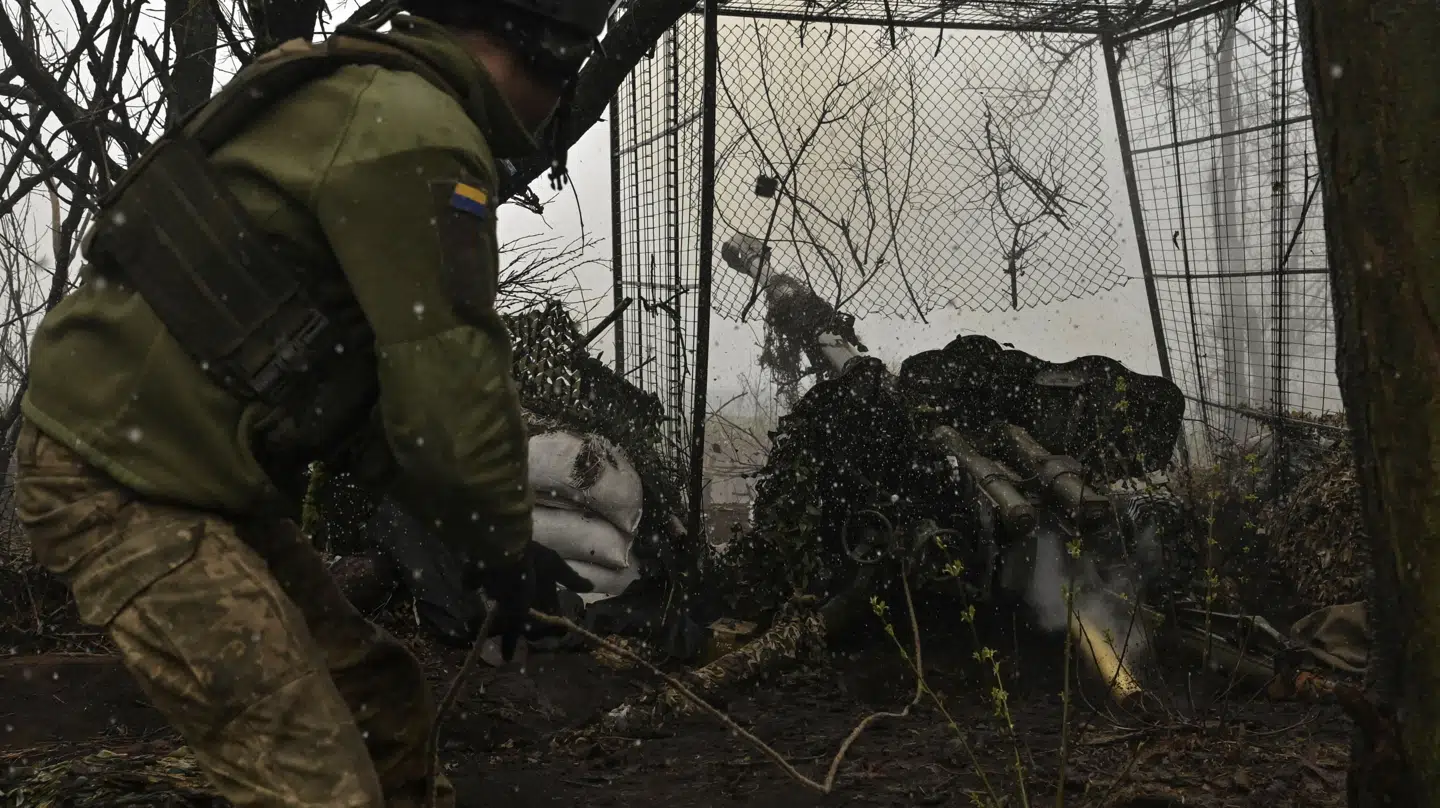 En ukrainsk soldat affyrer en artillerikanon mod russiske tropper. Ifølge en gruppe russiske journalister har dødstallet på russisk side passeret en markant grænse.