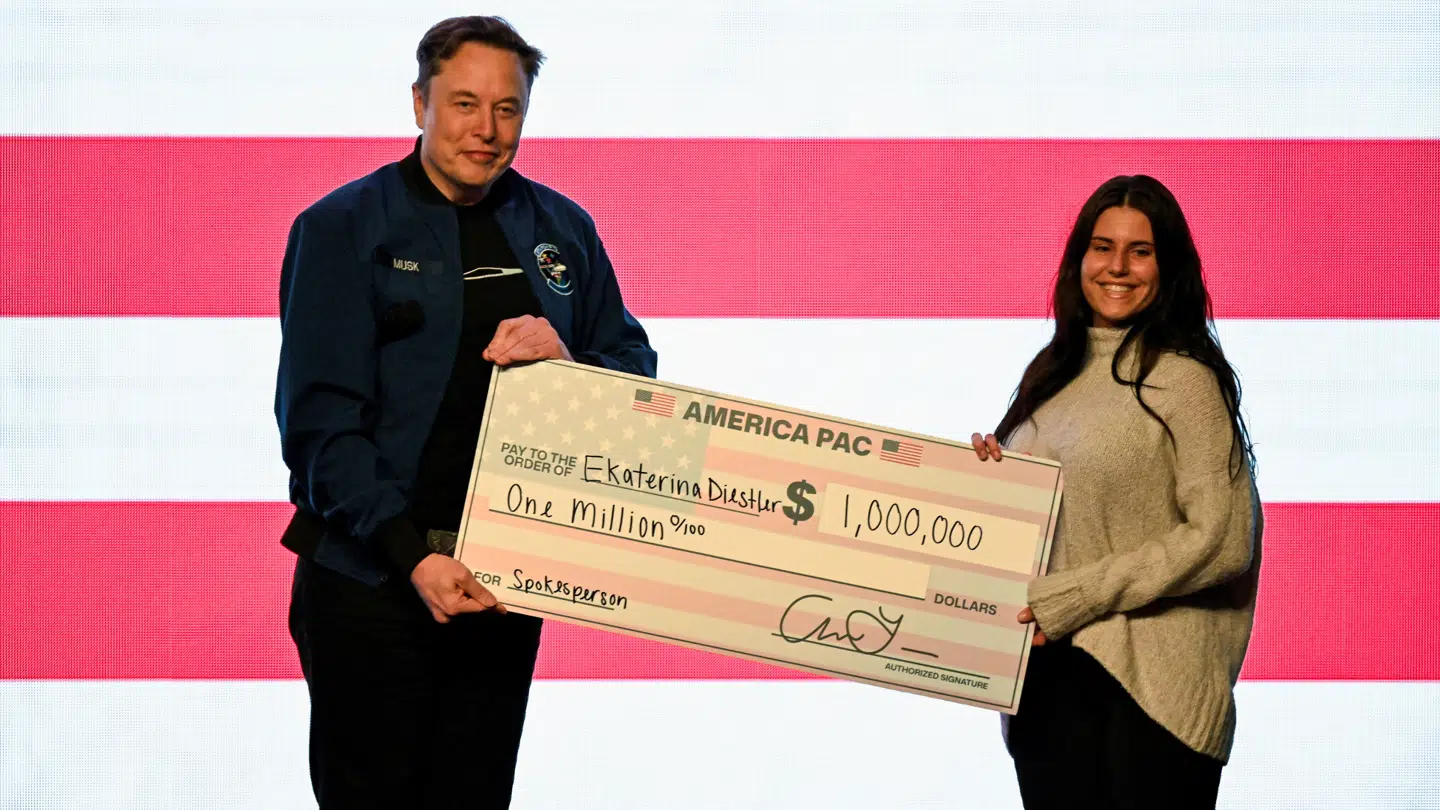 På vælgermødet delte Elon Musk penge ud til folk, der ville arbejde for at få valgt den republikanske kandidat til højesteret.