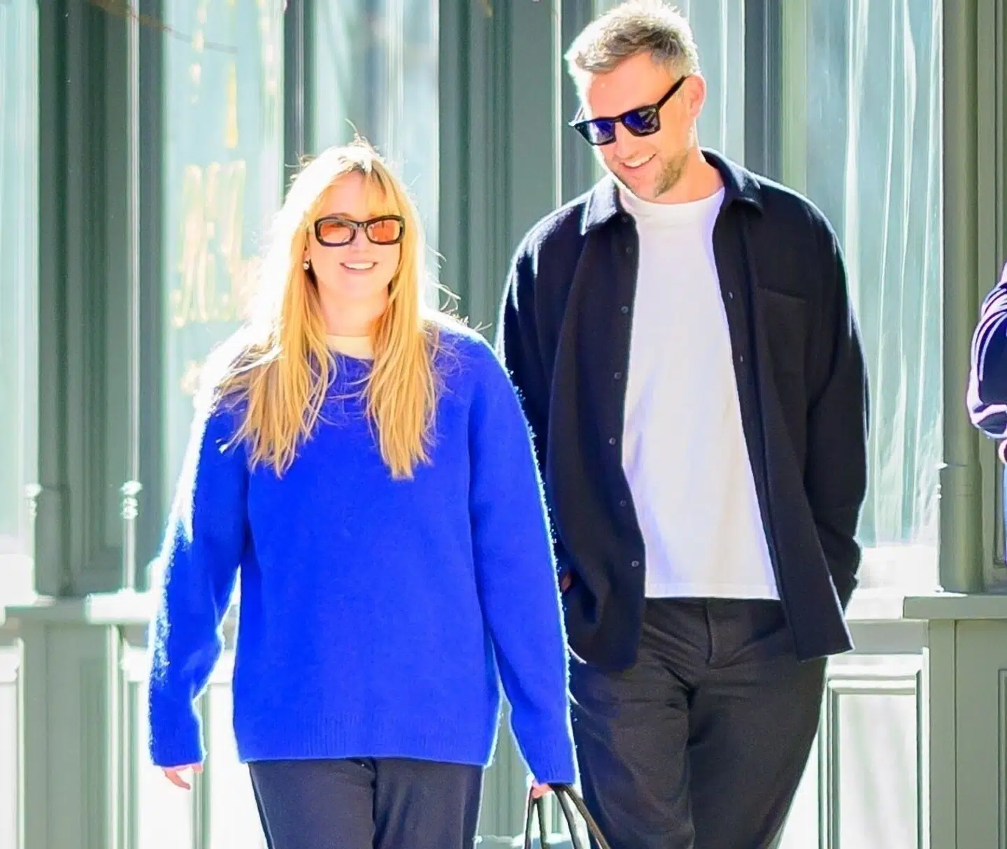 Her ses parret på deres lille gåtur efter fødslen.