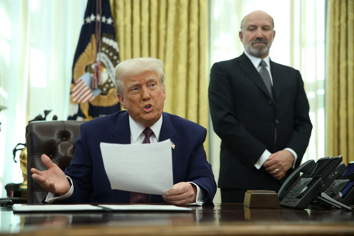 Howard Lutnick (th.) tilbringer alt for meget tid sammen med Donald Trump, lyder kritikken.