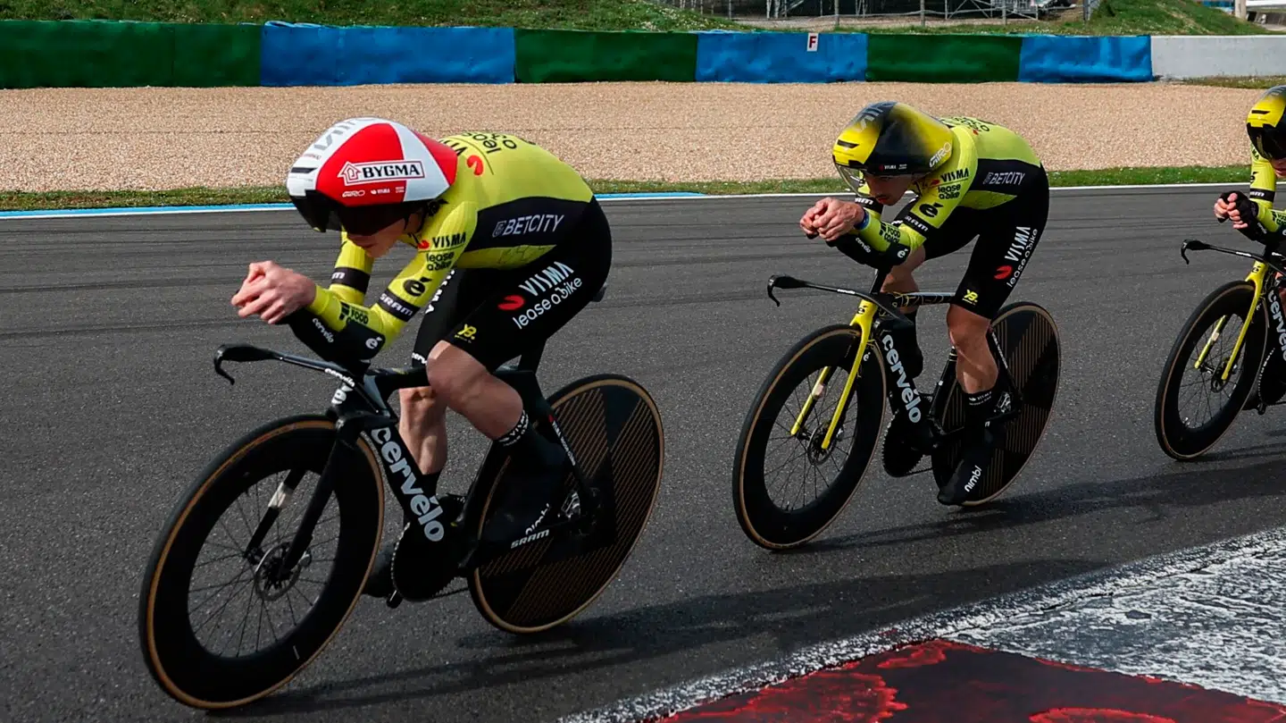 Jonas Vingegaard under holdtidskørslen i Paris-Nice.