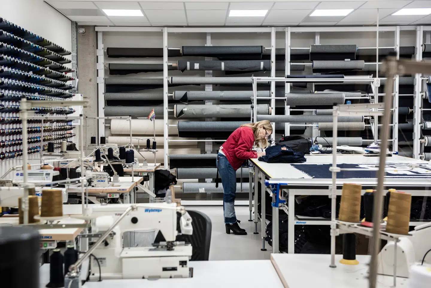 PVH, tidligere kendt som Phillips-Van Heusen, er moderselskabet bag de ikoniske tøjmærker Calvin Klein og Tommy Hilfiger.