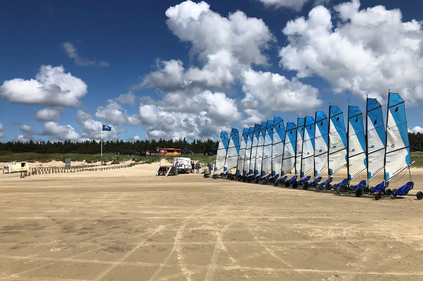 Strandsurfere kan køre på sand og drives frem af vind i køretøjets sejl. (Foto: Henning Winum Bruun).