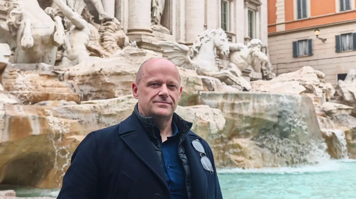 Grant Paterson delte dette billede, hvor han står foran den berømte Trevi-fontæne i Rom, på Facebook. Kort efter ramte tragedien.