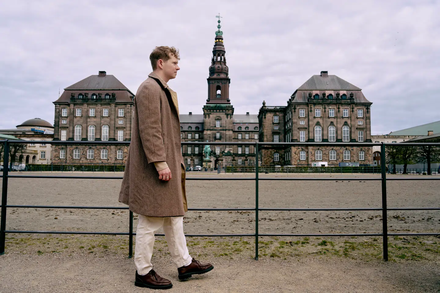 Gennem samtaler med tidligere og nuværende toppolitikere belyser forfatter Jacob Pedersen skønlitteraturens rolle i moderne politik.