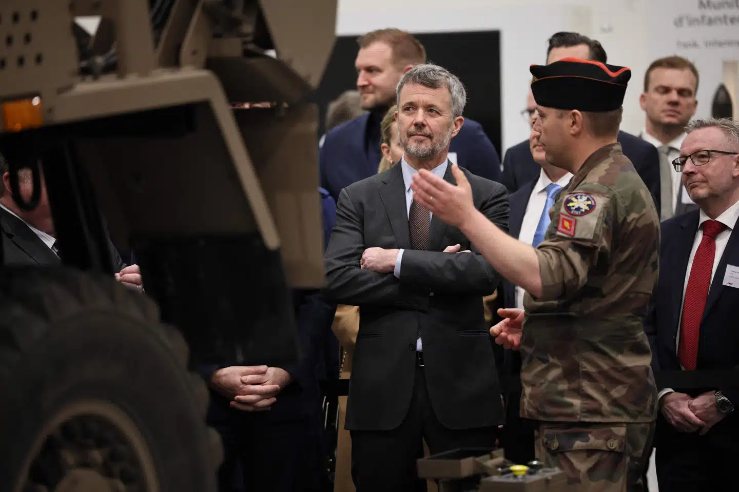 Kong Frederik fik fremvist flere militære køretøjer under et besøg ved den franske virksomhed KNDS, der producerer militært materiel.