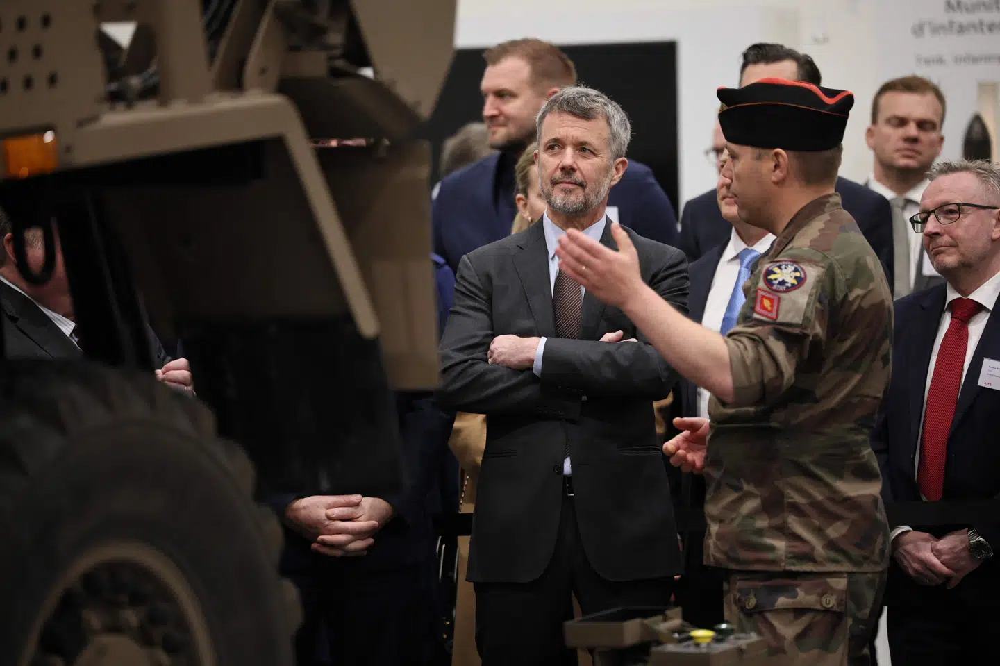 Kong Frederik fik fremvist flere militære køretøjer under et besøg ved den franske virksomhed KNDS, der producerer militært materiel.