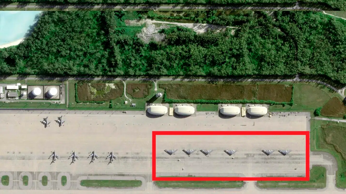 Her ses de seks B-2-bombefly på øen Diego Garcia.