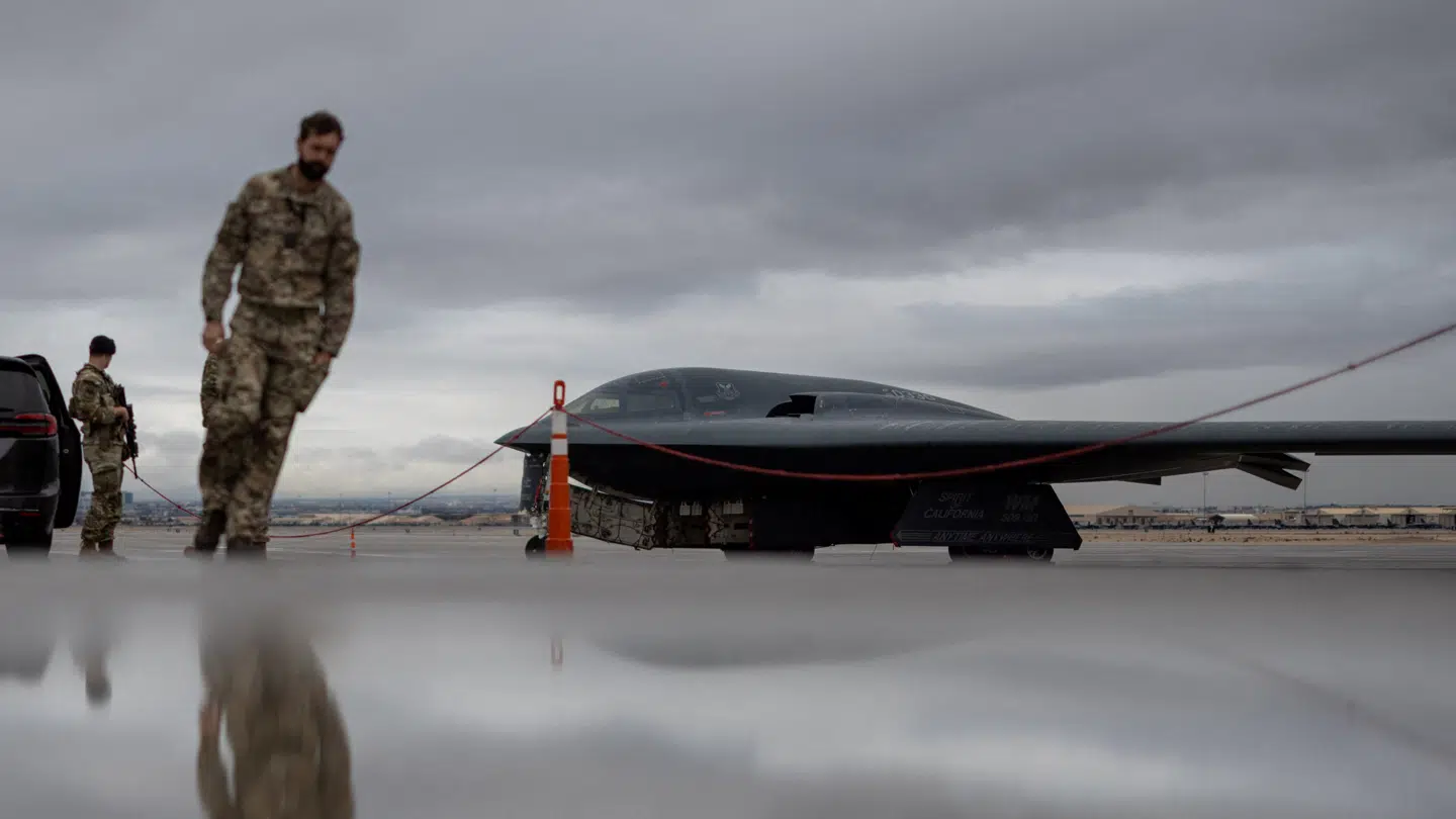 Her ses et B-2-bombefly endnu tættere på.