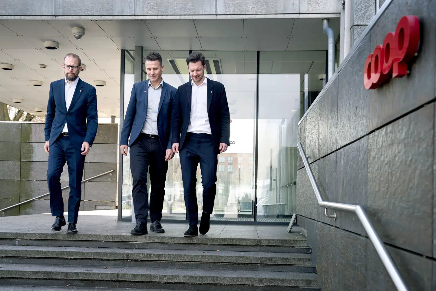 Allan Kristoffersen (midten) var tidligere en af de øverste direktører i Coop, som han stoppede hos i sommeren 2024. Nu skal han være topchef i Grønland.