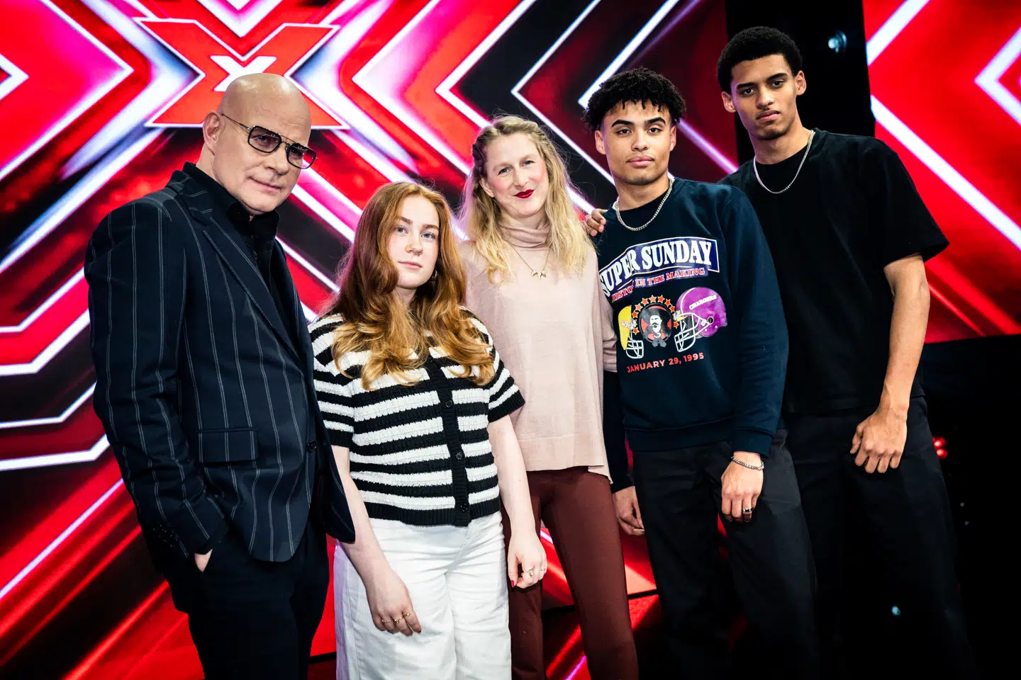 Dommer Thomas Blachman med sine liveshow-deltagere Clara Nedergaard, Rosita Bramsen og gruppen Sigalaz til 'X Factor' 2023.