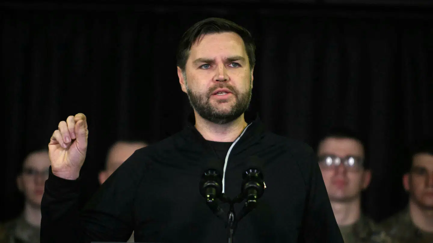 De Konservatives forsvarsordfører, Rasmus Jarlov, peger på en bestemt anklage fra den amerikanske vicepræsident J.D. Vance, som han finder »fuldstændig latterlig«.