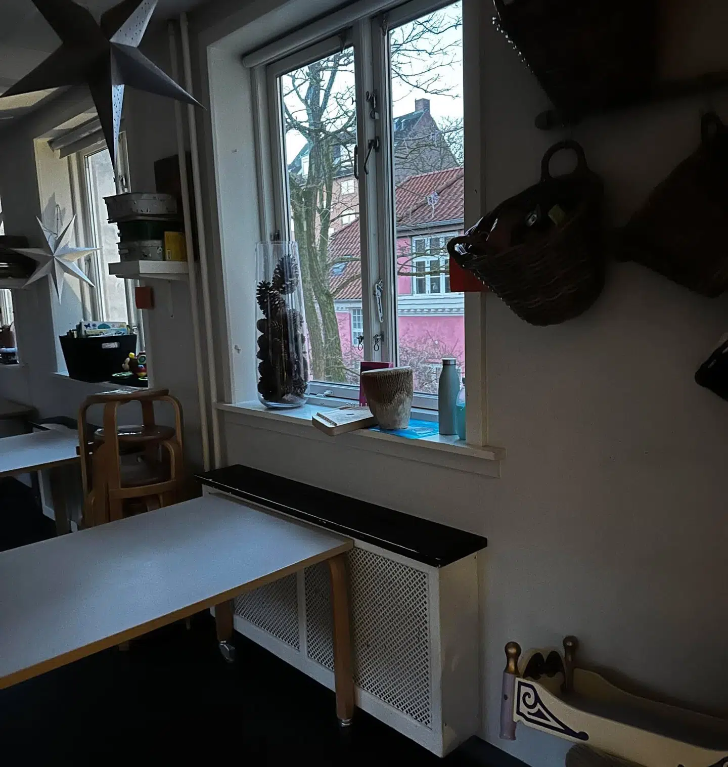 Her ses en vindueskarm fra Børnehuset Harmonien, der har samme højde som den, hvorfra ulykken skete